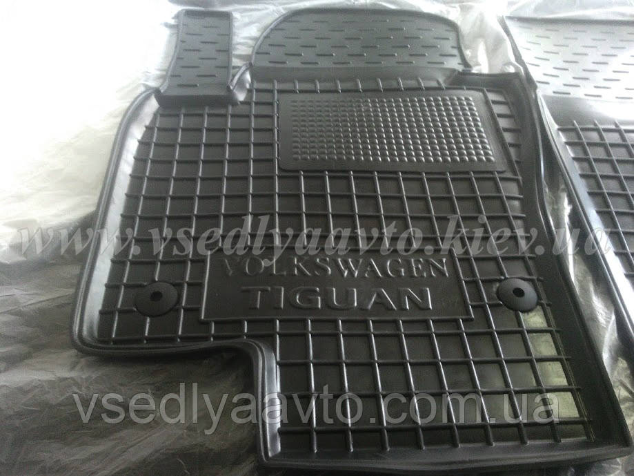 

Водительский коврик в салон Volkswagen Tiguan 2007-2016 (AVTO-GUMM), Черный