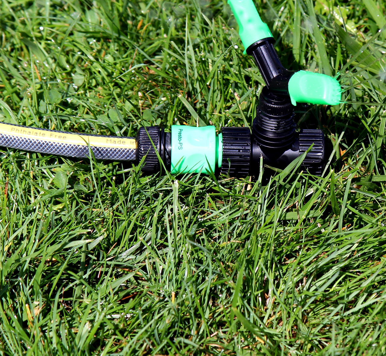 Насос для полива газона. Шланг на траве. Коннектор для шланга Hozelock Aquastop Plus 19 мм (TP). Как работает Аквастоп на шланге для полива. Коннектор для шланга с аквастопом как работает.
