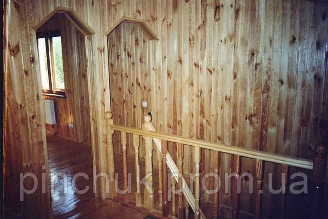 

Лестница деревянная и деревянный интерьер.