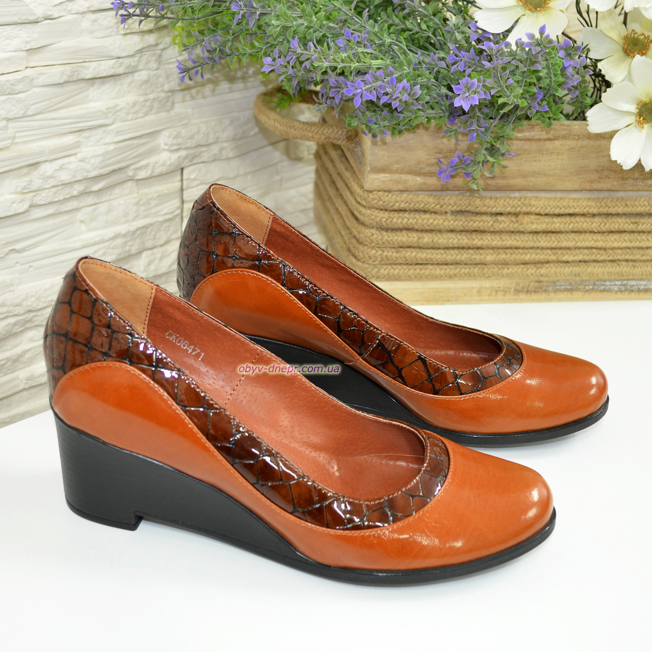 Женские коричневые классические туфли на невысокой устойчивой платформе, натуральные кожа и кожа крокодил, фото 3
