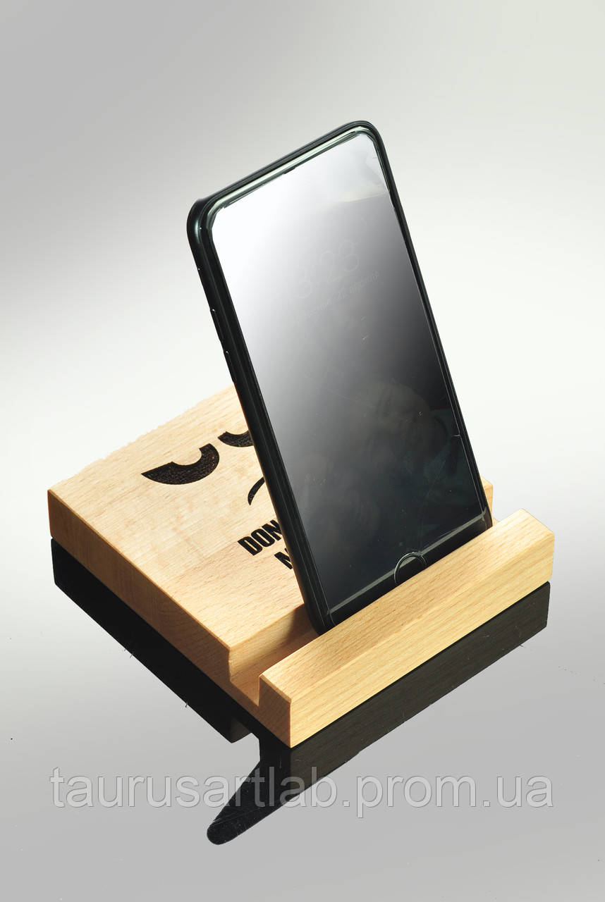 Оригинальная деревянная подставка под телефон 