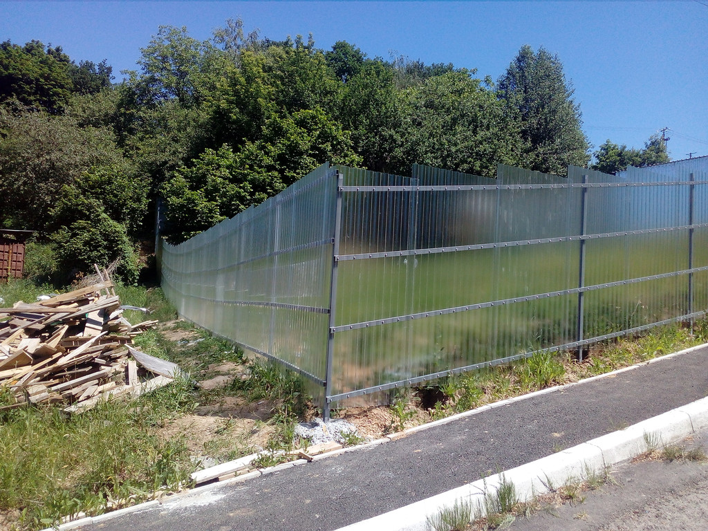 Забор на соседском участке. Прозрачный забор. Забор поликарбонат. Прозрачный забор на даче. Прозрачный забор из поликарбоната.