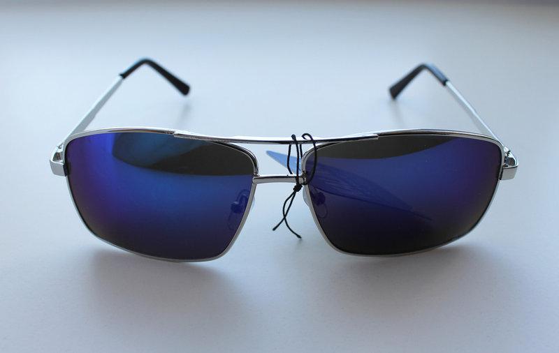 

Утонченные солнцезащитные женские очки прямоугольной формы