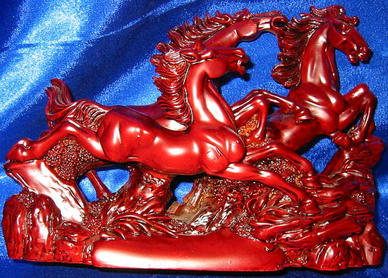 Год лошади камни. Статуэтка "три коня". Каменная фигурка коня. Статуэтка три красных коня. Фигурка тройка лошадей.
