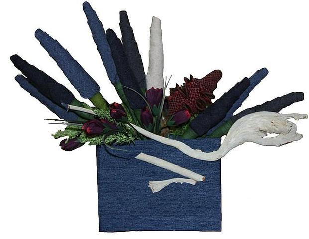 

Букет из носков и цветов в синей папке оригинальный подарок прикольный