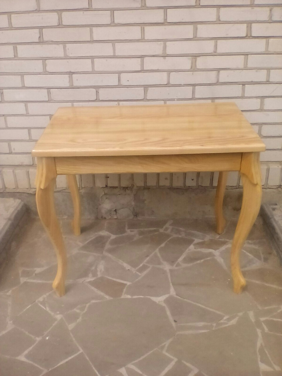 Деревянный стол в гостиную