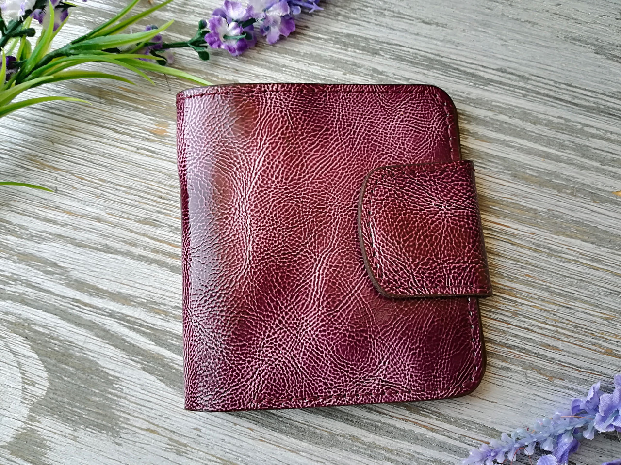 Портмоне жіноче маленьке лакове кольору бордо на 4 відділи з натуральної шкіри Mini гаманець