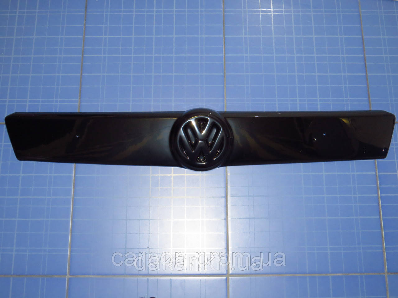 Заглушка решётки радиатора Volkswagen T4 верх 1999-2003 глянец Fly. Ут