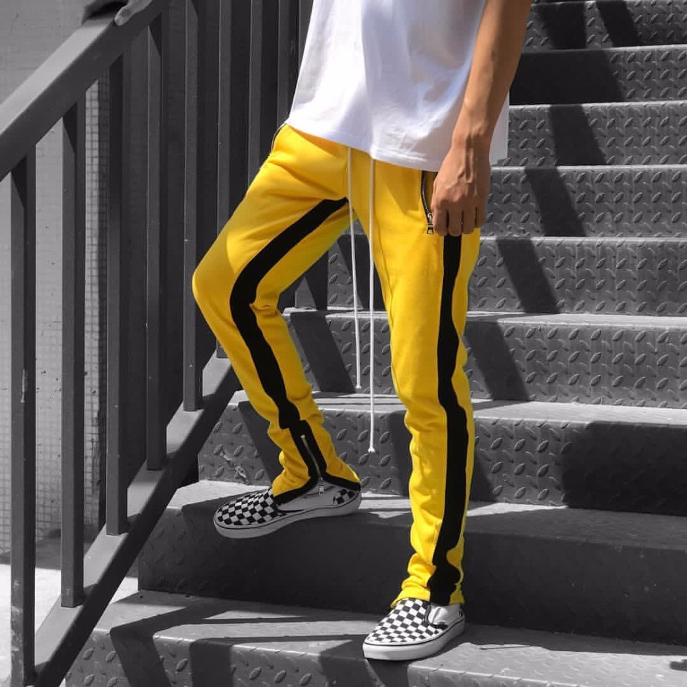Желтые штаны мужские. Жёлтые спортивные штаны мужские. Брюки спортивные мужские желтые. Желтые брюки мужские.