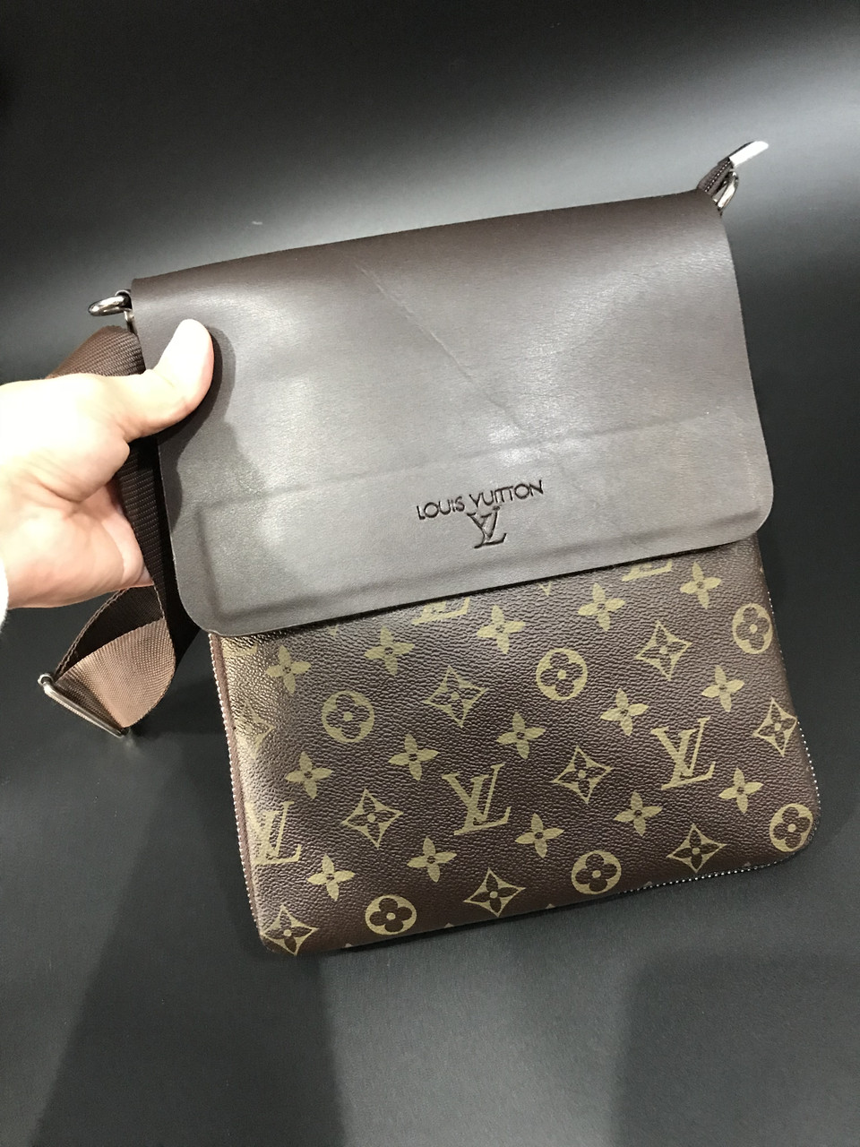 

Сумка мужская через плечо брендовая Louis Vuitton Monogram коричневая копия высокого качества, Коричневый