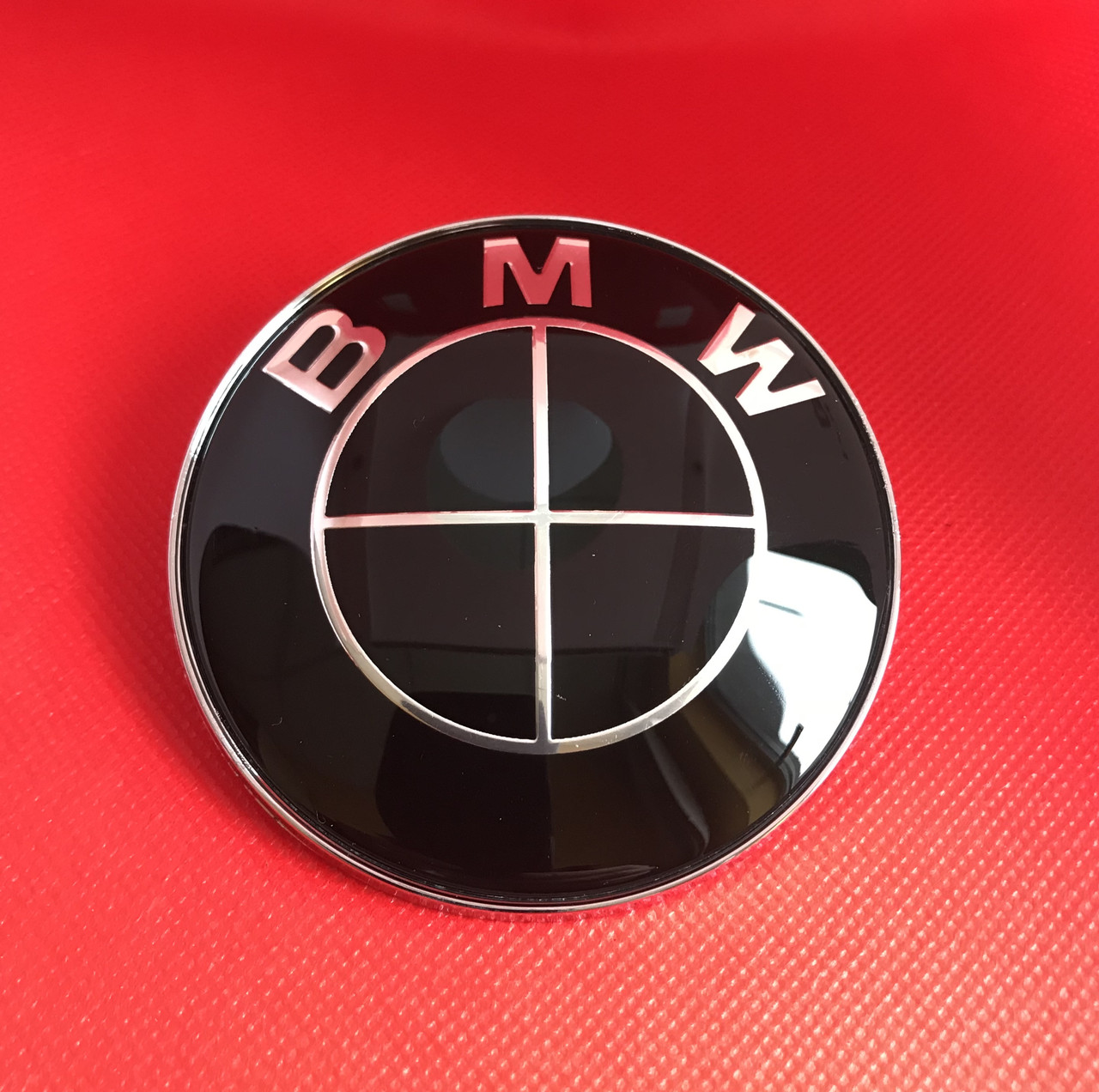 Эмблема логотип BMW   БМВ М 74 мм на капот багажник черно - белыйНет в наличии