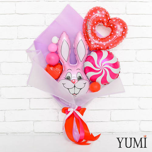 Букет из мини-фигур с зайцем, конфетой и сердцем вензель