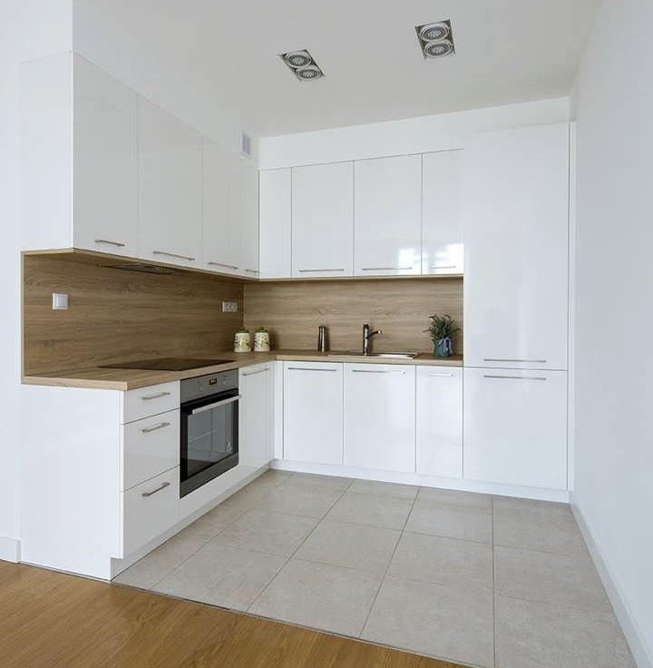 Белая угловая кухня под потолок