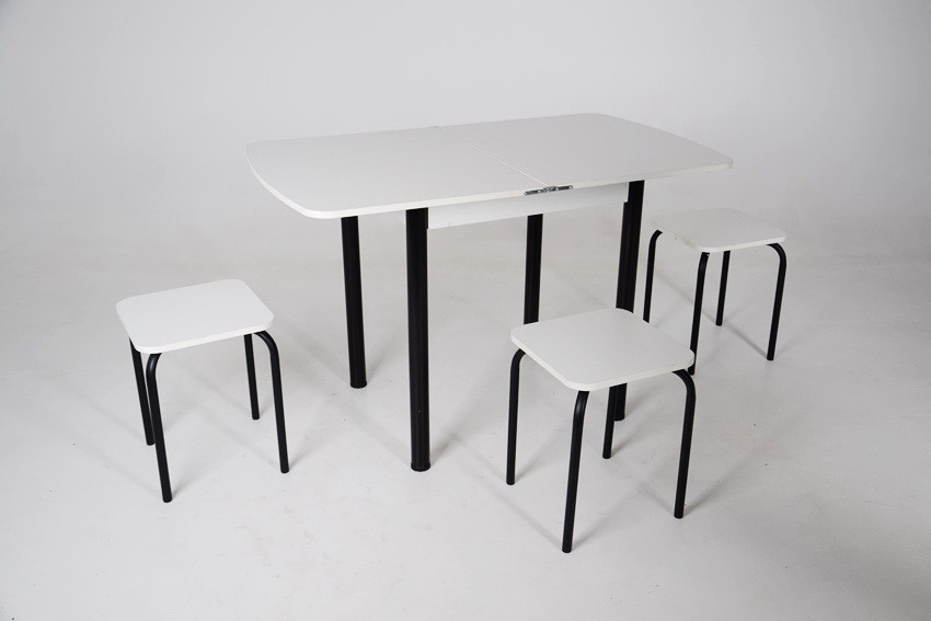 Белый стол и стулья с черными ножками