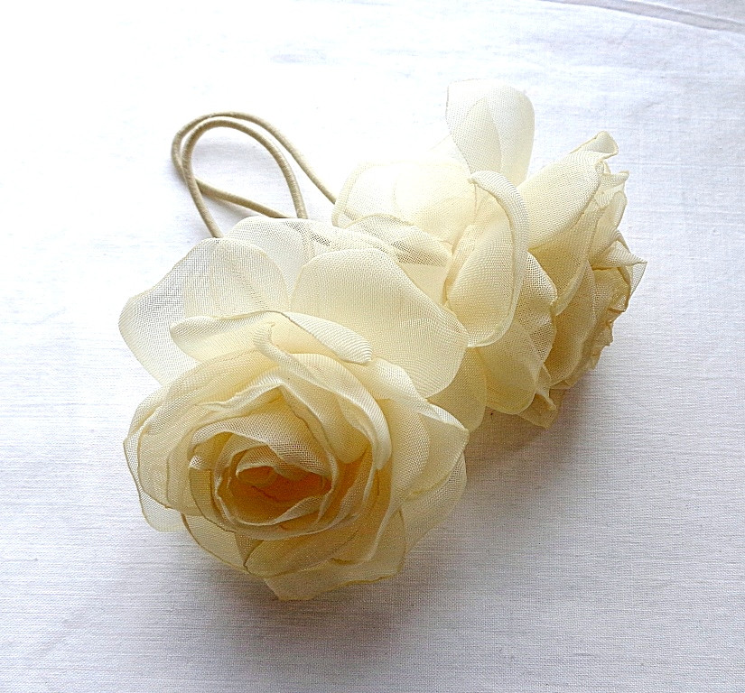 Гумка для волосся з квітами ручної роботи "Роза Шампань"-купити-в інтернет-магазині AnnaRose