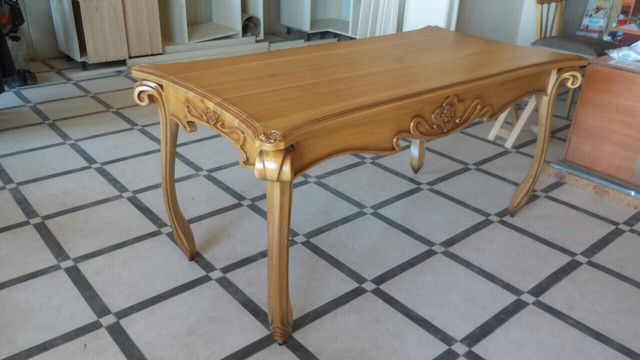 Красивий класичний стіл з різьбленими ніжками
