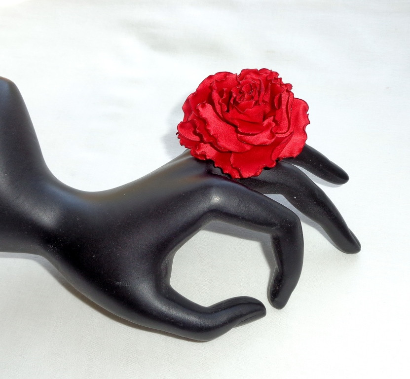 Кільце з квіткою з тканини ручної роботи "Червона Гвоздика"-купити-в інтернет-магазині AnnaRose