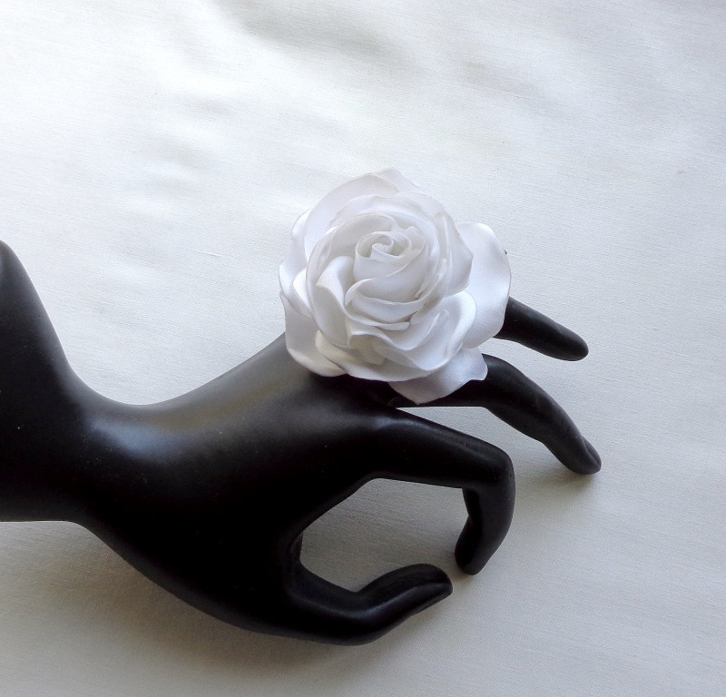 Кільце з квіткою з тканини ручної роботи "Троянда Аваланж"-купити- в інтернет-магазині AnnaRose