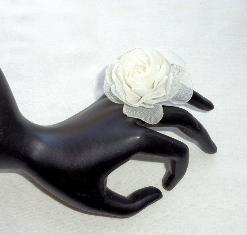 Кільце з квіткою з тканини ручної роботи "Троянда Чайна Молочна"-купити-в інтернет-магазині AnnaRose