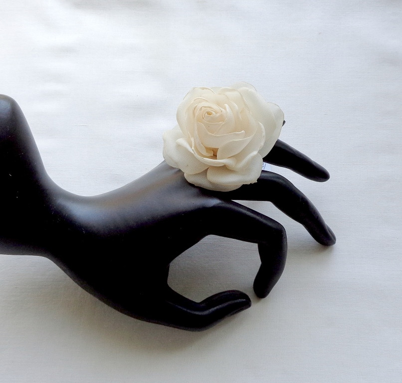 Кільце з квіткою з тканини ручної роботи "Кремова Троянда"-0купити-в інтернет-магазині AnnaRose