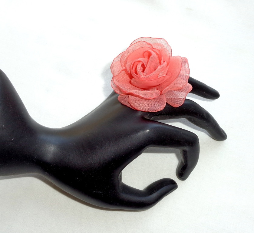 Кільце з квіткою з тканини ручної роботи "Троянда Чайна Лососева"-купити-в інтернет-магазині AnnaRose