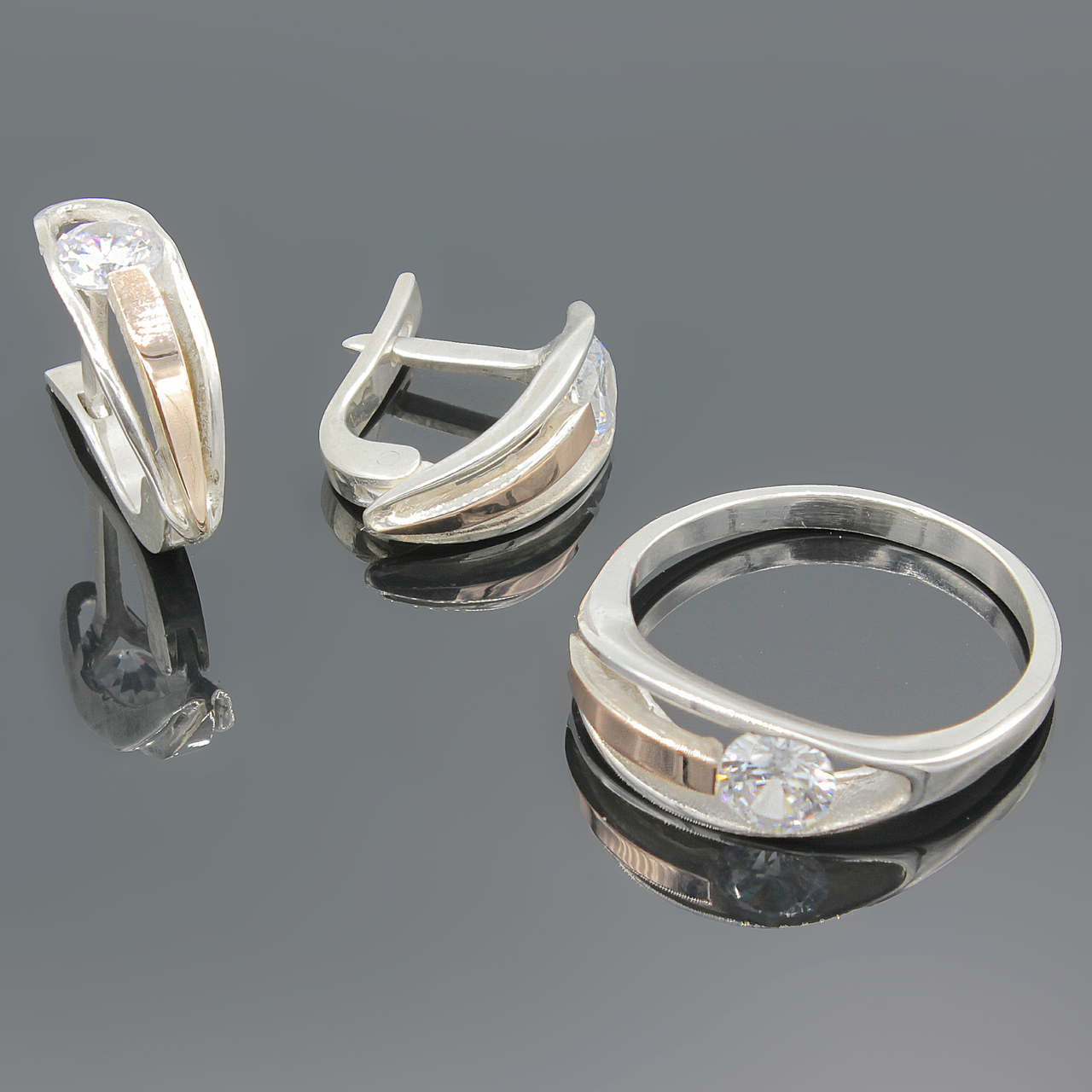 

Серебряное кольцо и серьги "Идеал" с золотыми вставками Набор 18.5