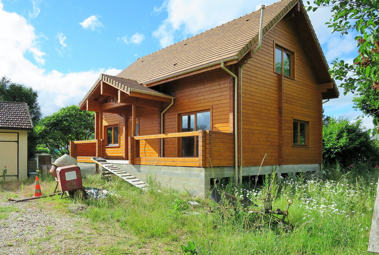 Двухэтажный деревянный домик из профилированного клееного бруса