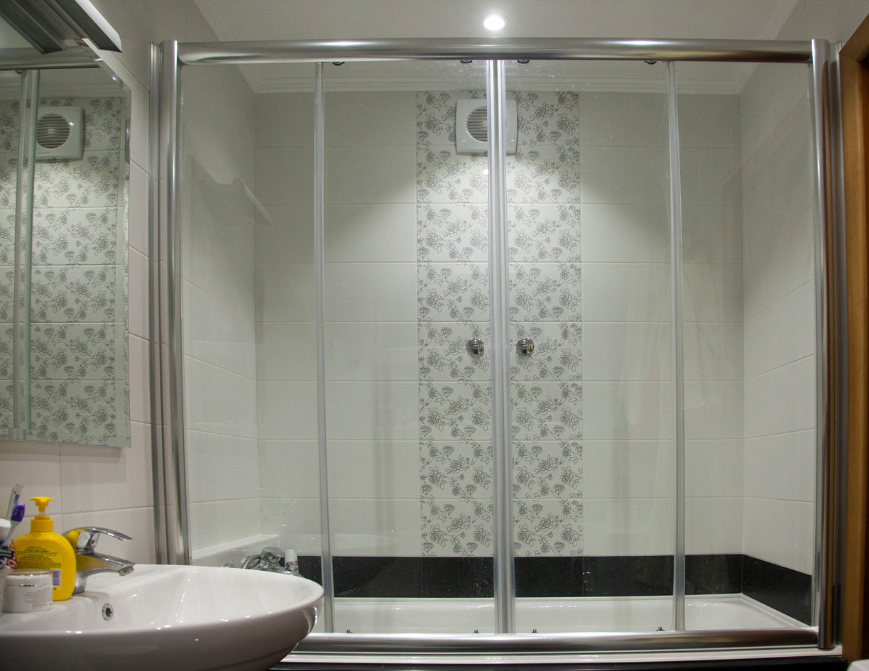 Раздвижные двери шторка. Стеклянная штора в ванную раздвижная. Стеклянные шторы для ванны раздвижные. Шторка на ванну раздвижная. Штора для ванной стекло раздвижная.