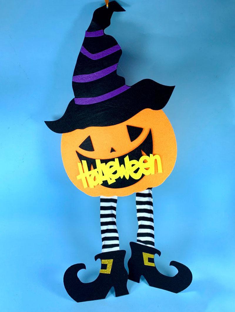 Вывеска тыква в шляпе с ногами фетровая подвеска на Хеллоуин 30*60 см