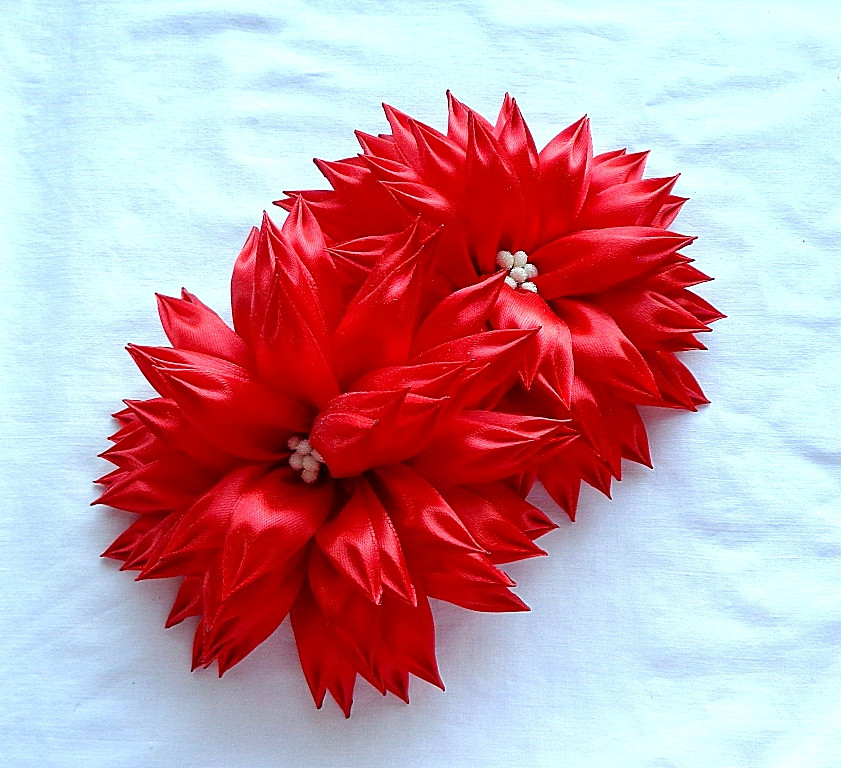 Резинка цветок из лент для волос канзаши "Астра Красная Гала"-купити-в інтернет-магазині AnnaRose