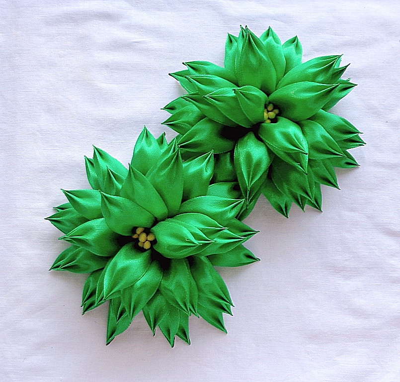 Гумка зелена зі стрічок для волосся канзаші "Астра Смарагд"-купити-в інтернет-магазині AnnaRose