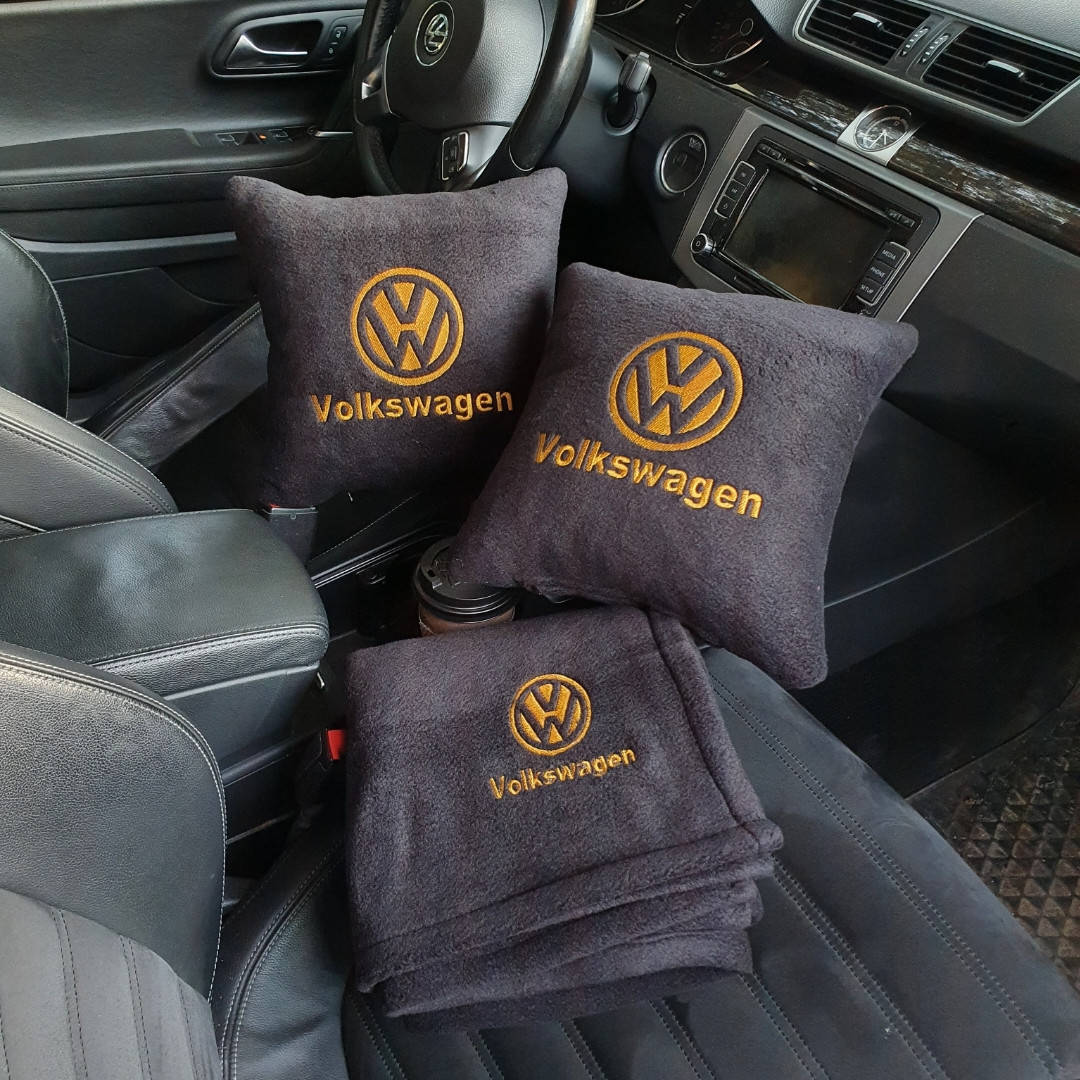 

Набор: Автомобильная подушка + плед с вышивкой логотипа Volkswagen цвет черный с золотой вышивкой