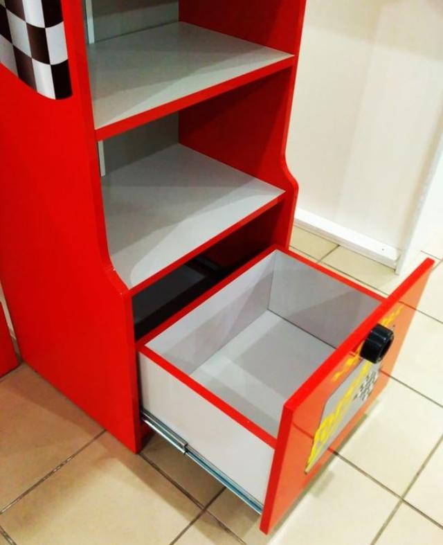 Шкаф книжный Форсаж красный в интерьере (Фото 3)