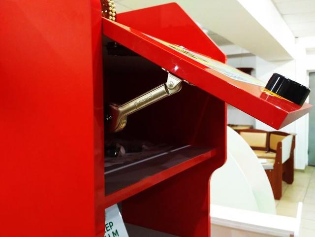 Шкаф книжный Форсаж красный в интерьере (Фото 4)