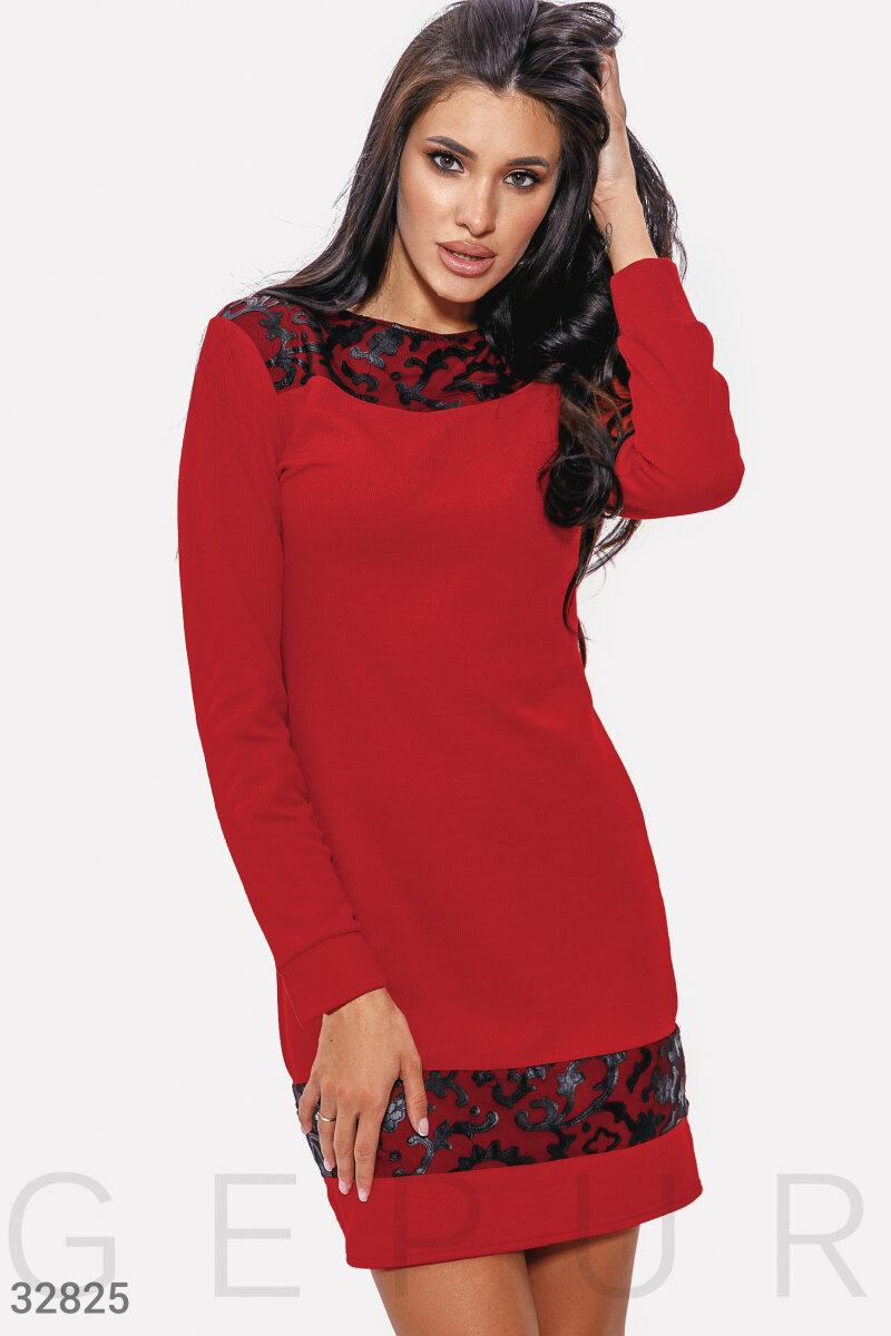 

Трикотажное платье с декором из эко-кожи красное