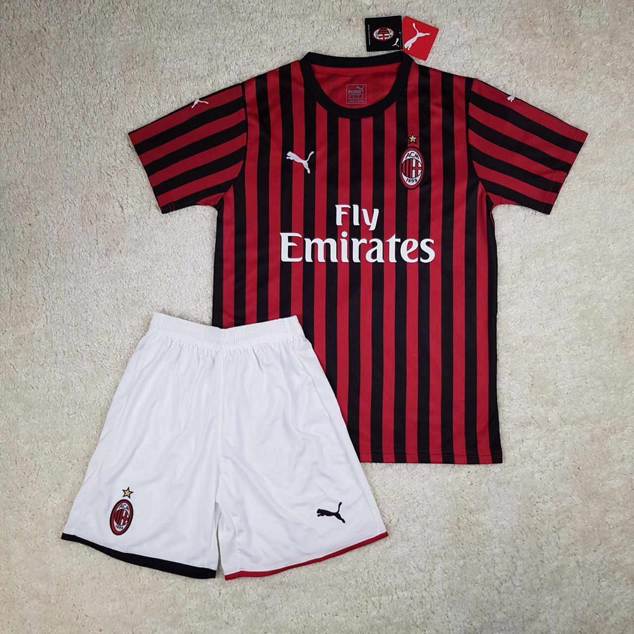 

Футбольная форма Milan 2019-2020