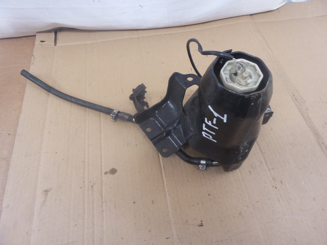 

Subaru Outback 2003-2009 кронштейн топливного фильтра 42072ag010