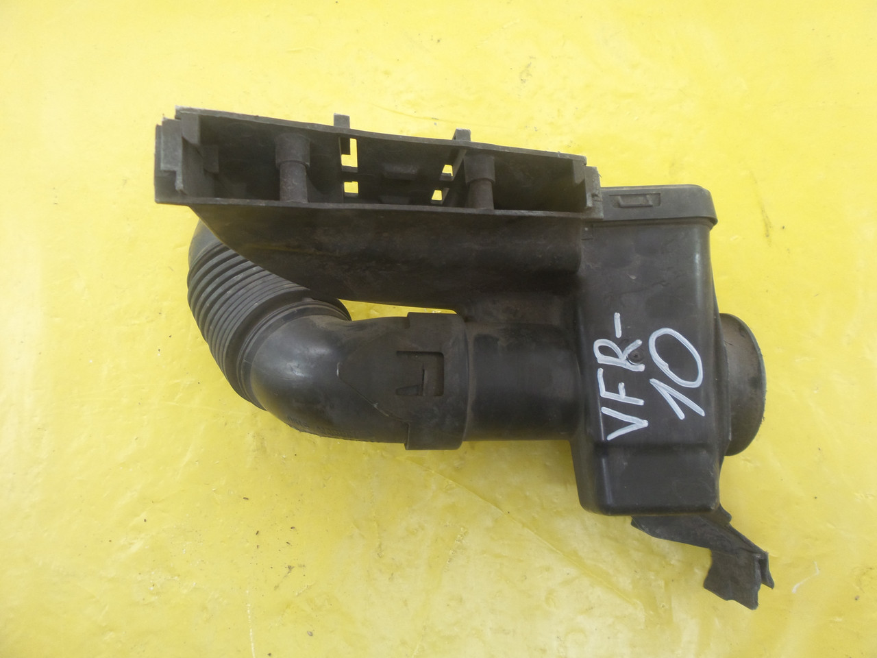 

Citroen C3 Picasso 2009- резонатор воздуха труба приемная 9682647680