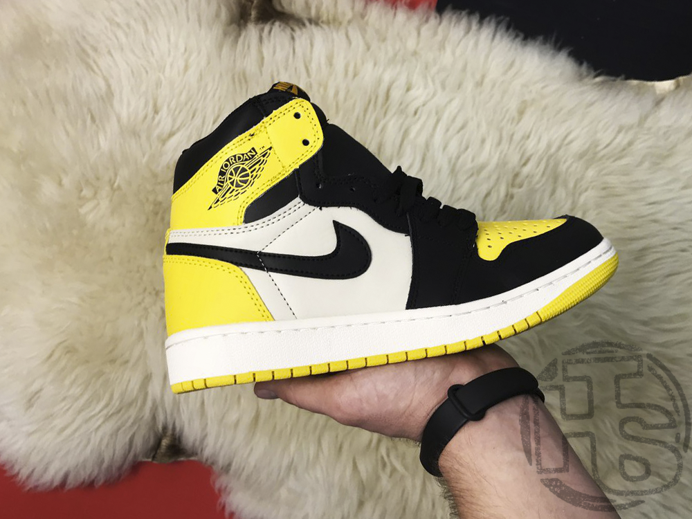 air jordan 1 mid yellow toe black