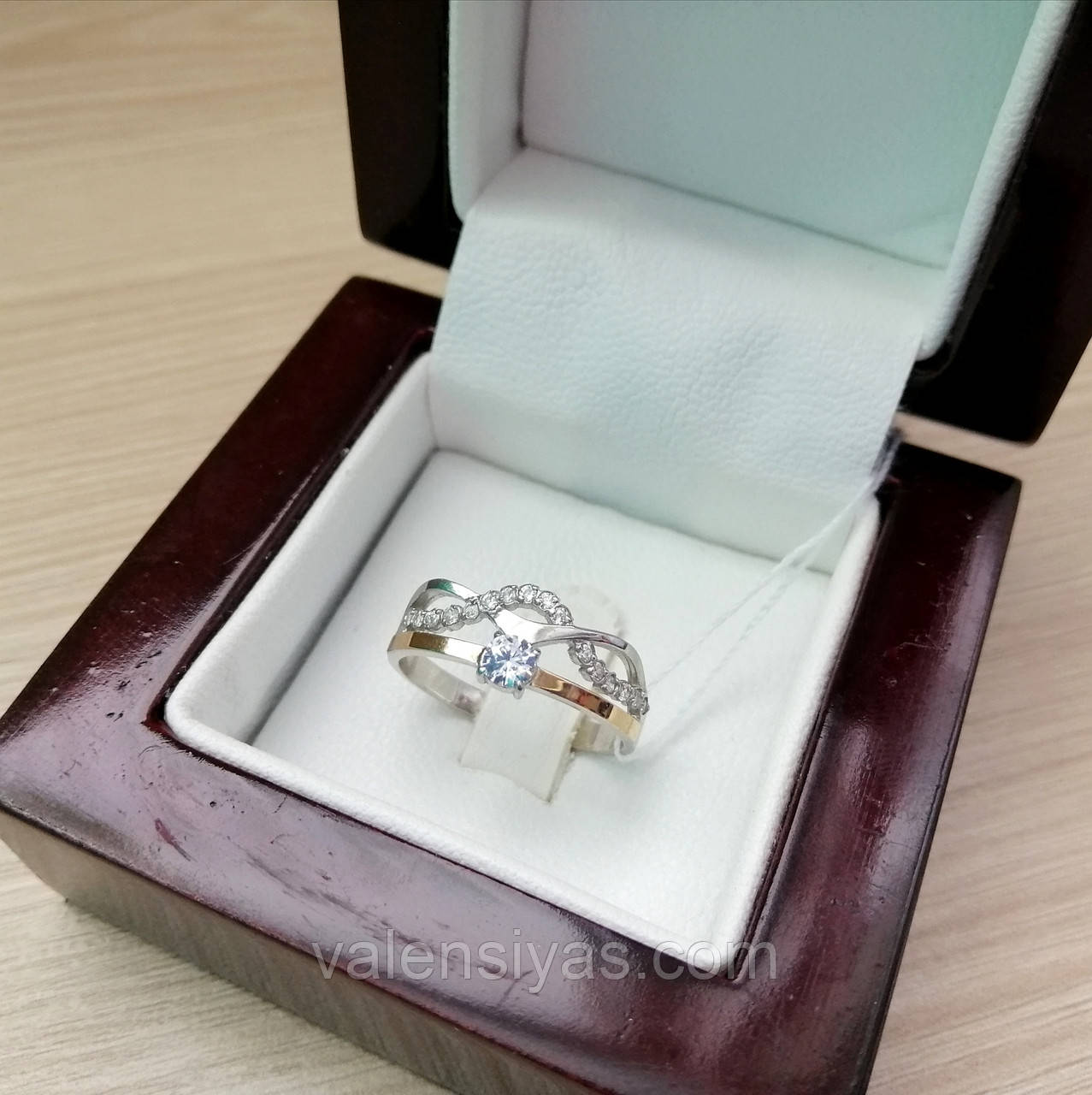 

Серебряное женское кольцо с золотом и фианитами