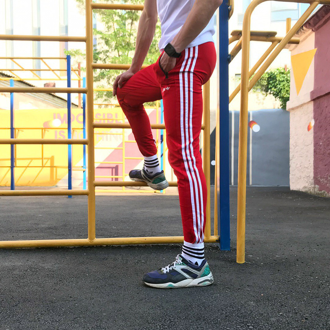 

Спортивные штаны в стиле Adidas Strip красный M, Черный