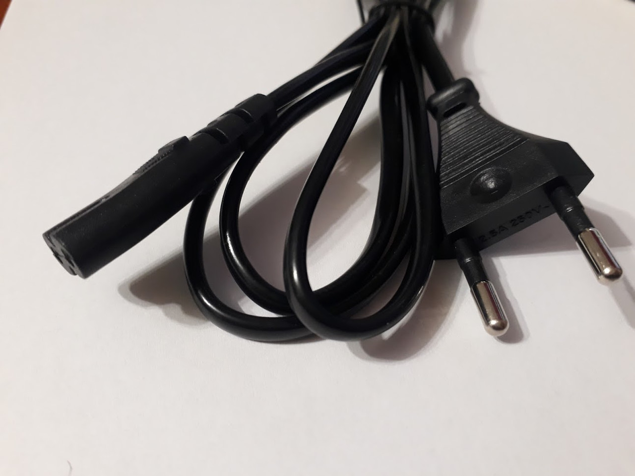 Сетевой шнур для люминесцентных светильников, радио и т.п.  1.5м. черн