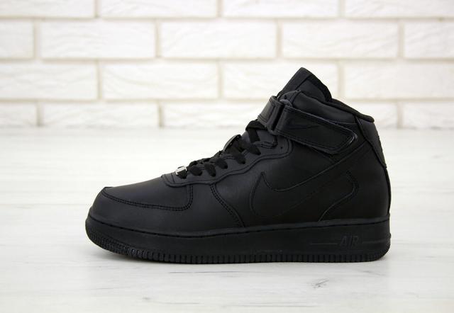 Чоловічі зимові кросівки на хутрі Nike Air Force 1 Mid чорного кольору фото