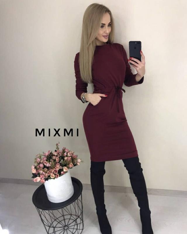Стильное трикотажное платье с карманами