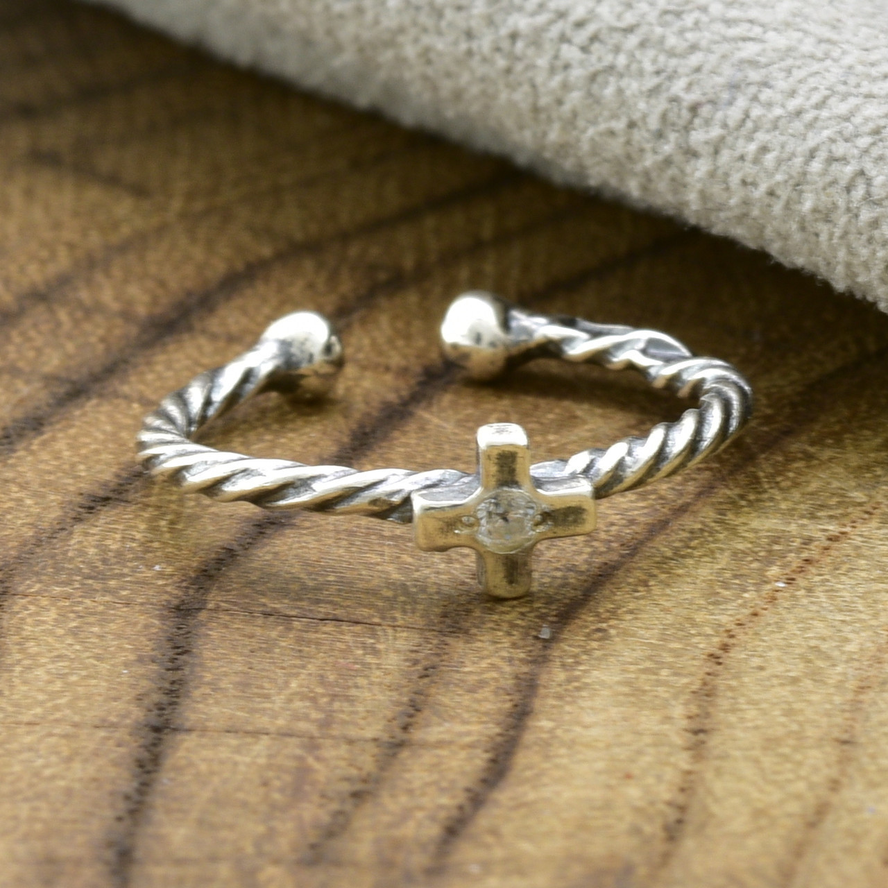

Кольцо серебряное женское на фалангу с крестиком вставка белый фианит размер 12