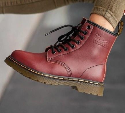 

Dr. Martens 1460 Fur Winter Cherry (мех) | берцы/ботинки женские; вишневые / бордовые; кожаные; зимние с мехом, Бордовый