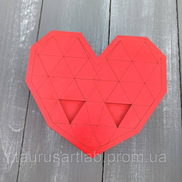 Деревянная упаковка, бокс, коробка в виде сердца красного цвета в трех
