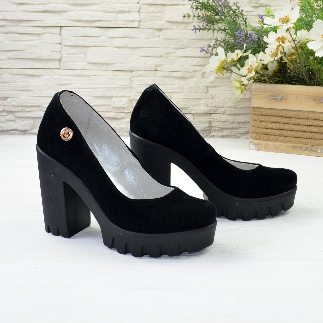 Женские черные замшевые туфли на высоком каблуке, декорированы фурнитурой, фото 2