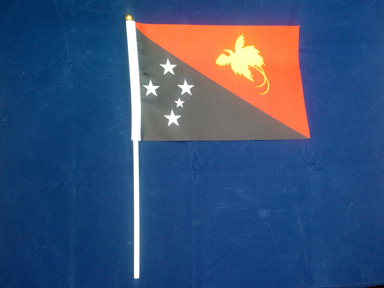 Флажок Папуа - Новой Гвинеи 14х21см на пластиковом флагштоке