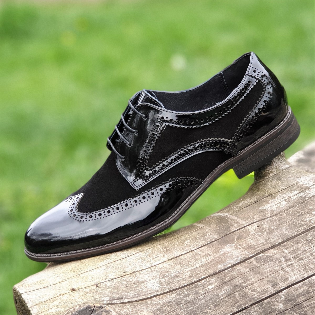 Туфли мужские кожаные модельные лаковые броги на шнурках черные ( код 